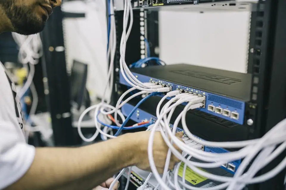 Service engineer aan het werk in een technische omgeving