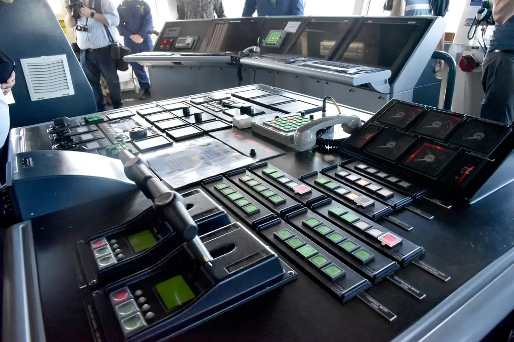 Scheepsmonteur aan het werk in een technische omgeving