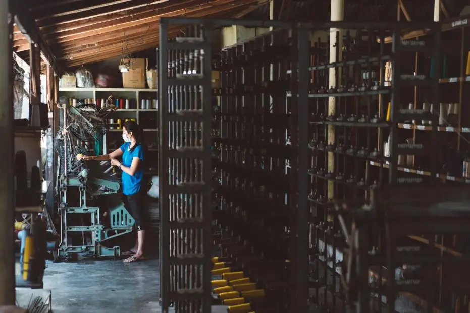 Productieleider aan het werk in een technische omgeving