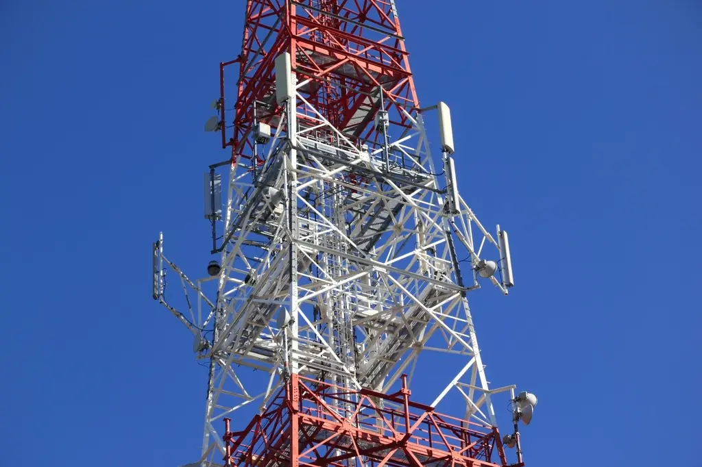 Telecommonteur aan het werk in een technische omgeving