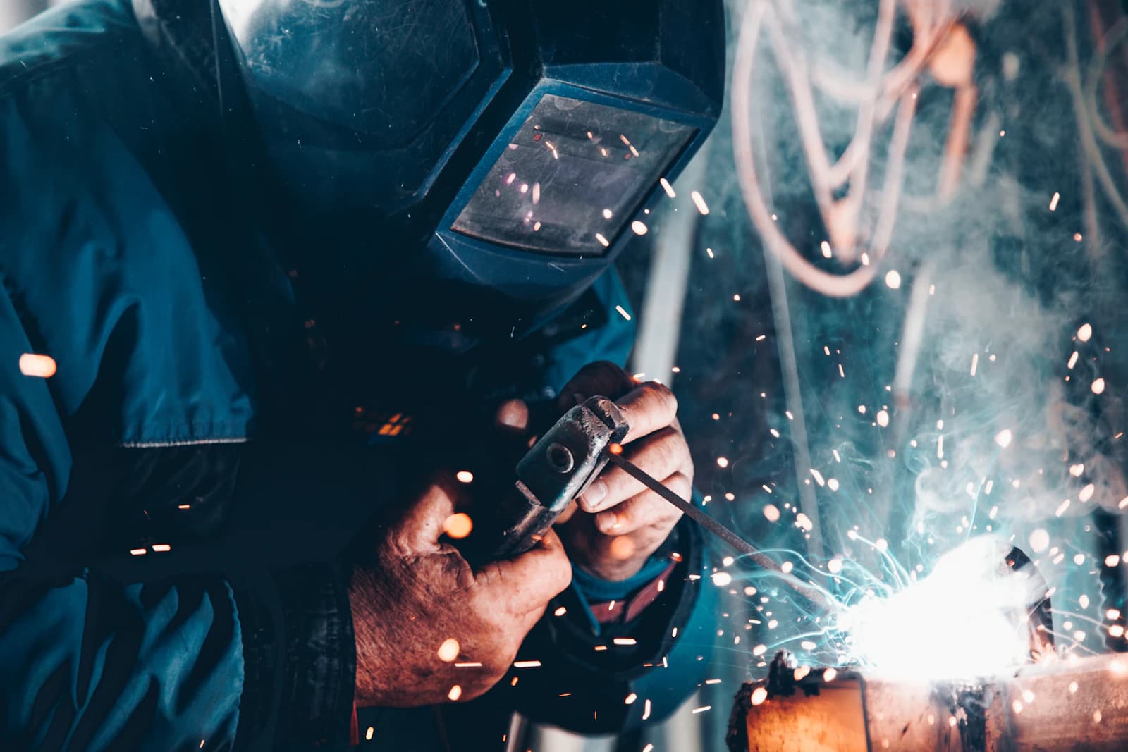 Scheepsmonteur aan het werk in een technische omgeving