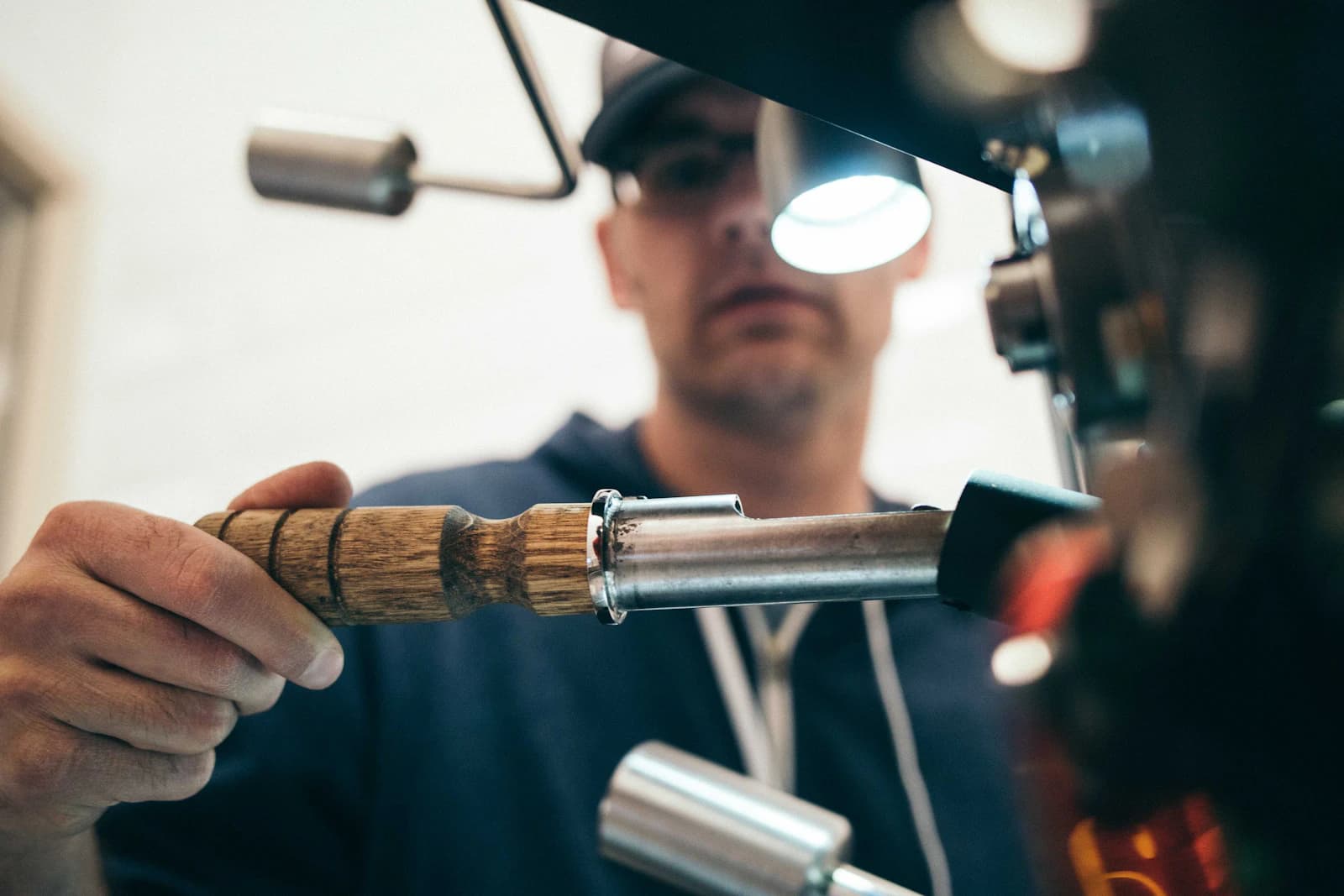 Machinemonteur aan het werk in een technische omgeving