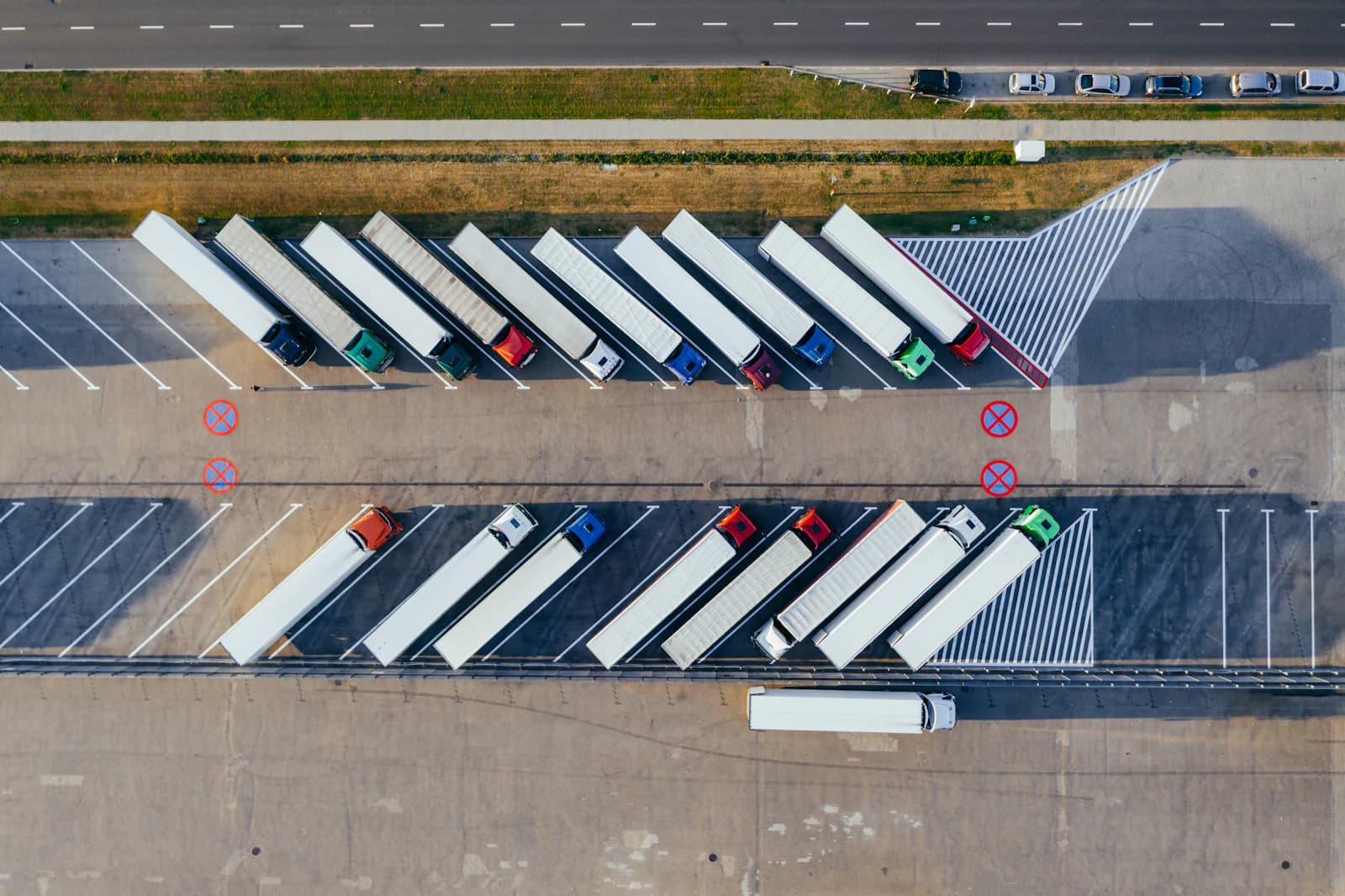 Kabelmonteur aan het werk in een technische omgeving