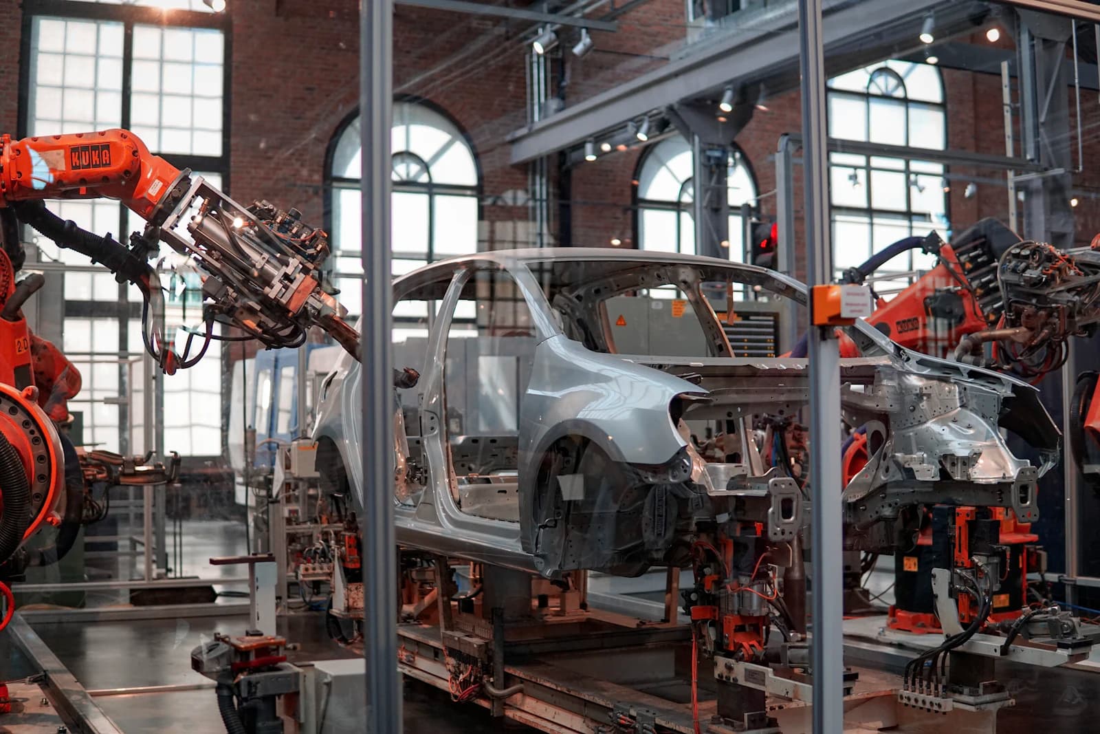 CNC-verspaner aan het werk in een technische omgeving