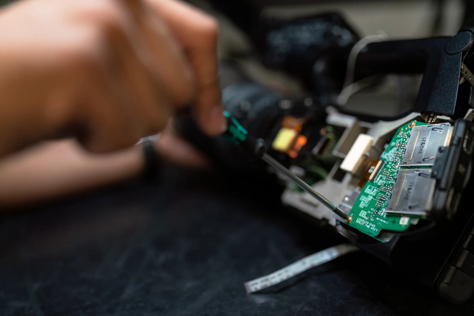 Assemblagemonteur aan het werk in een technische omgeving