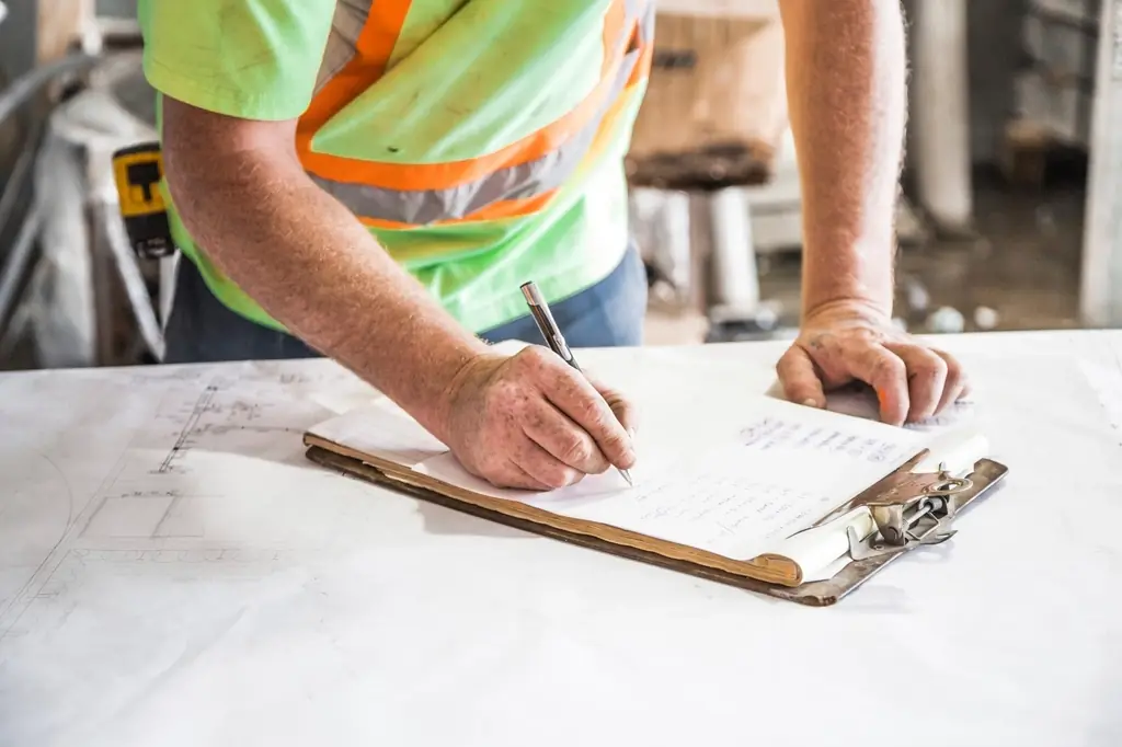 Quality engineer aan het werk in een technische omgeving
