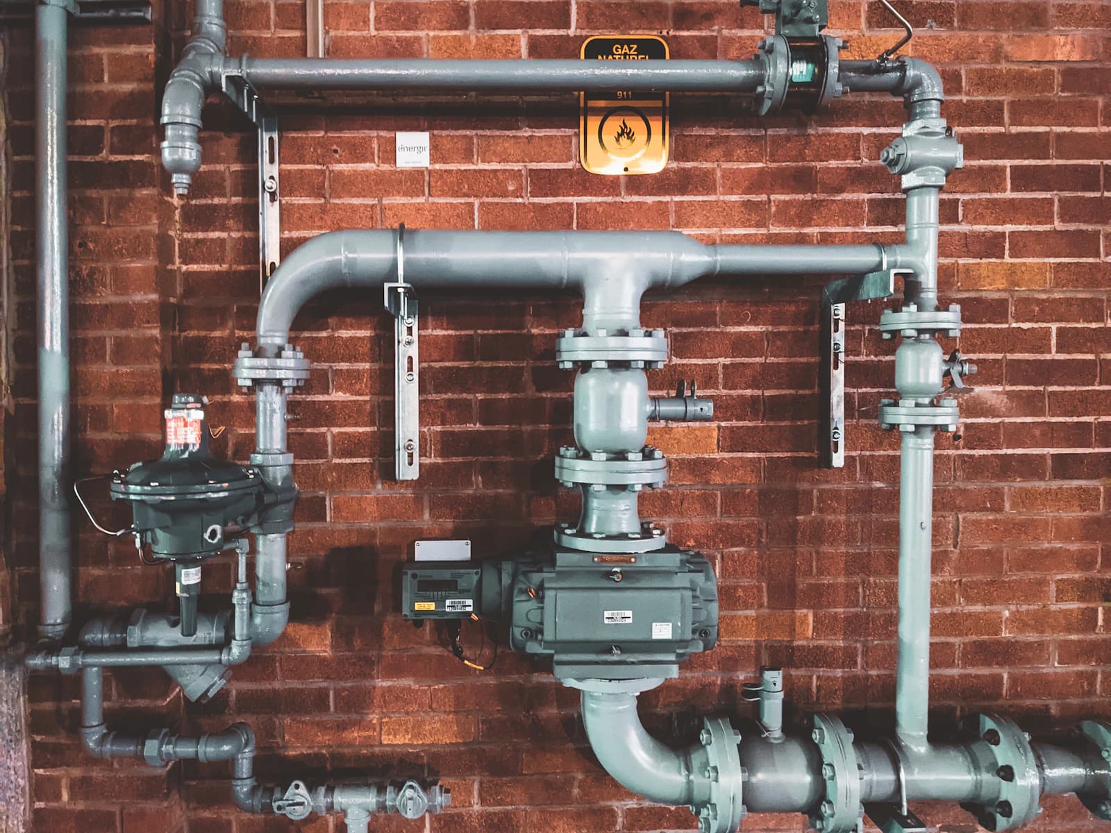 Installatiemonteur aan het werk in een technische omgeving