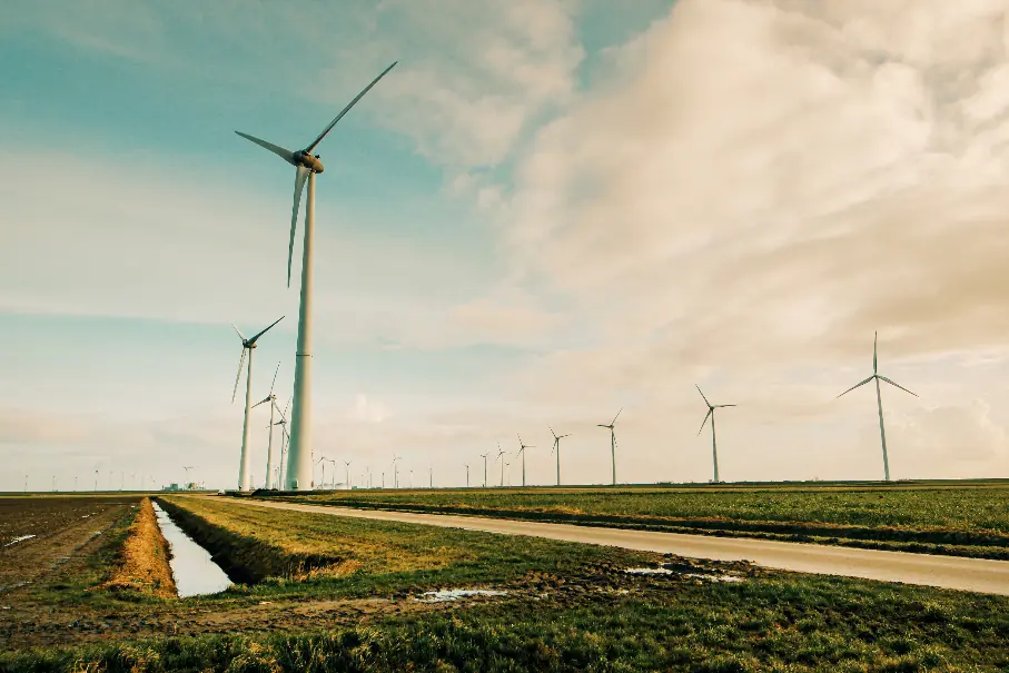 Windturbinemonteur aan het werk in een technische omgeving