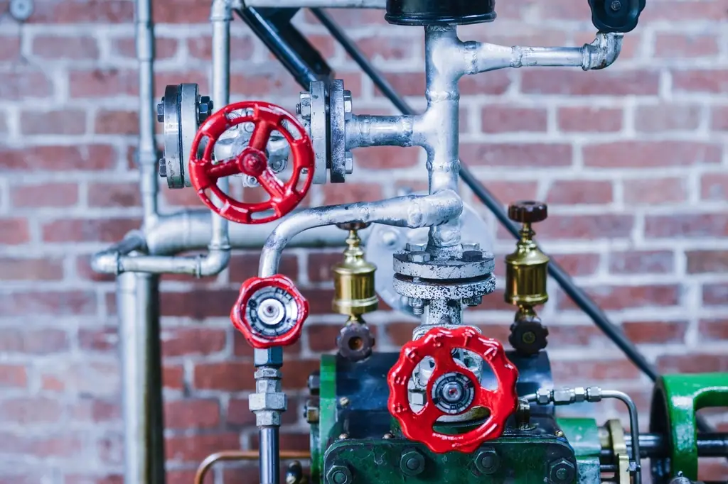 Gasfitter aan het werk in een technische omgeving