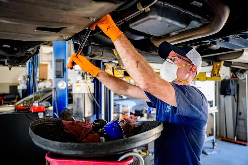 Automonteur aan het werk in een technische omgeving