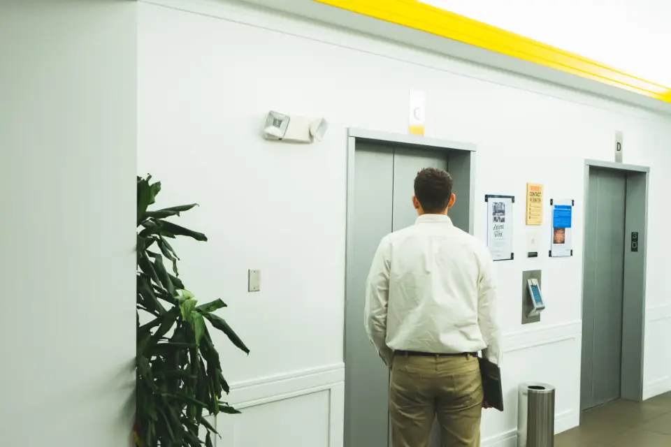 Liftmonteur aan het werk in een technische omgeving