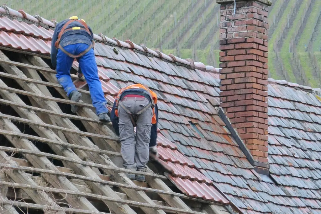 Dakdekker aan het werk in een technische omgeving