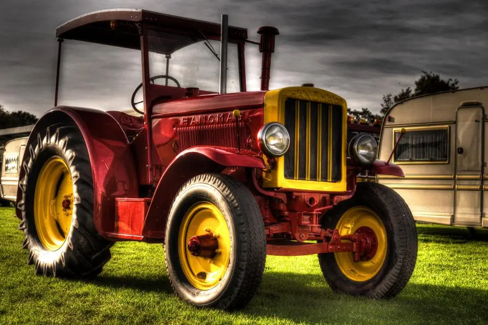 Tractormonteur aan het werk in een technische omgeving