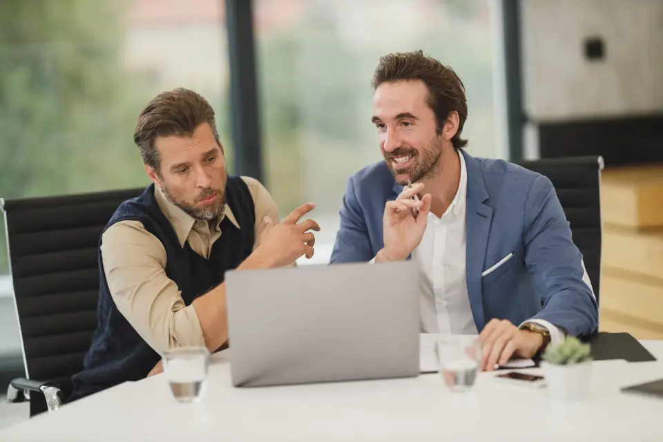 Technisch accountmanager aan het werk in een technische omgeving