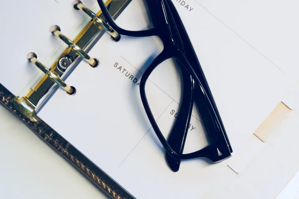 Ploegendienstrooster: voorbeelden van 2 tot 5 ploegen aan het werk in een technische omgeving