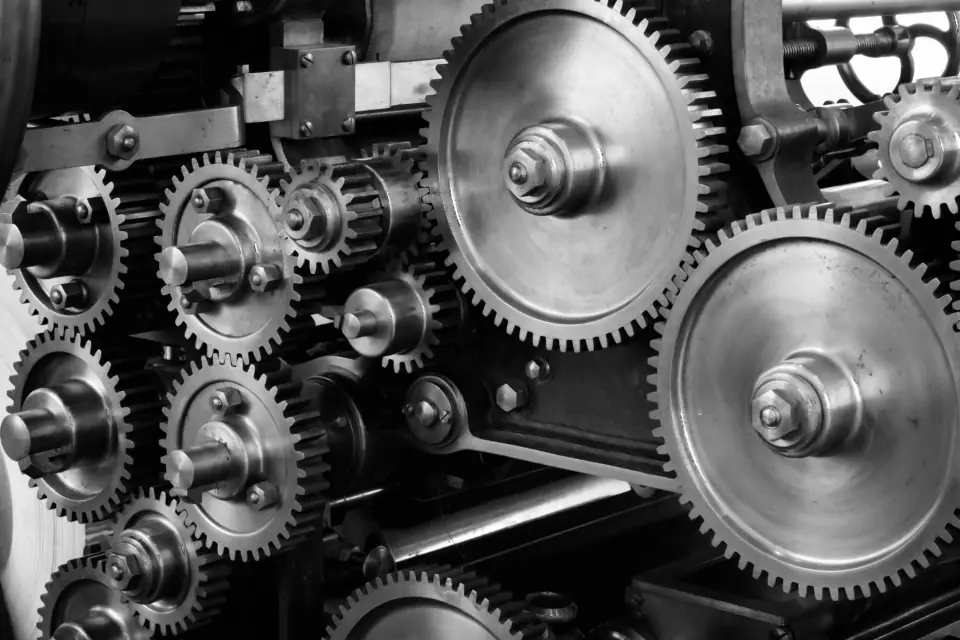 Machinemonteur aan het werk in een technische omgeving