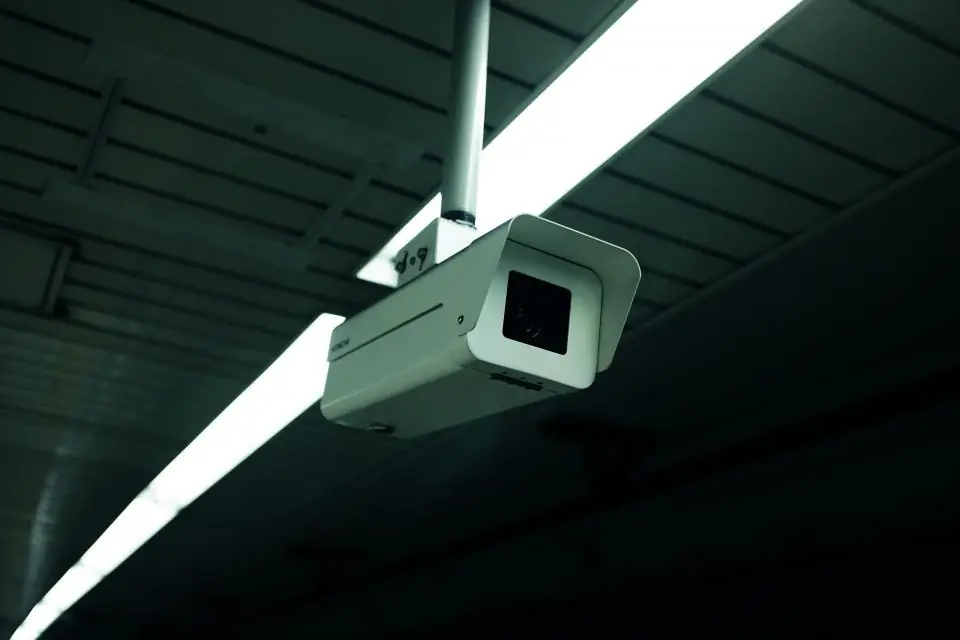 Beveiligingsmonteur aan het werk in een technische omgeving