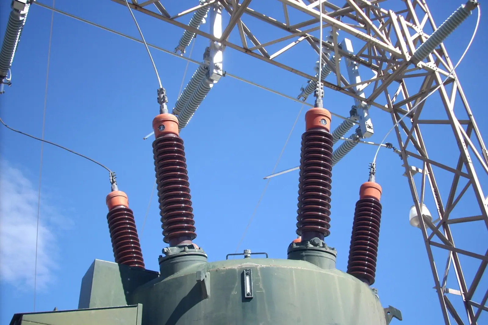 Elektrotechnisch ingenieur aan het werk in een technische omgeving