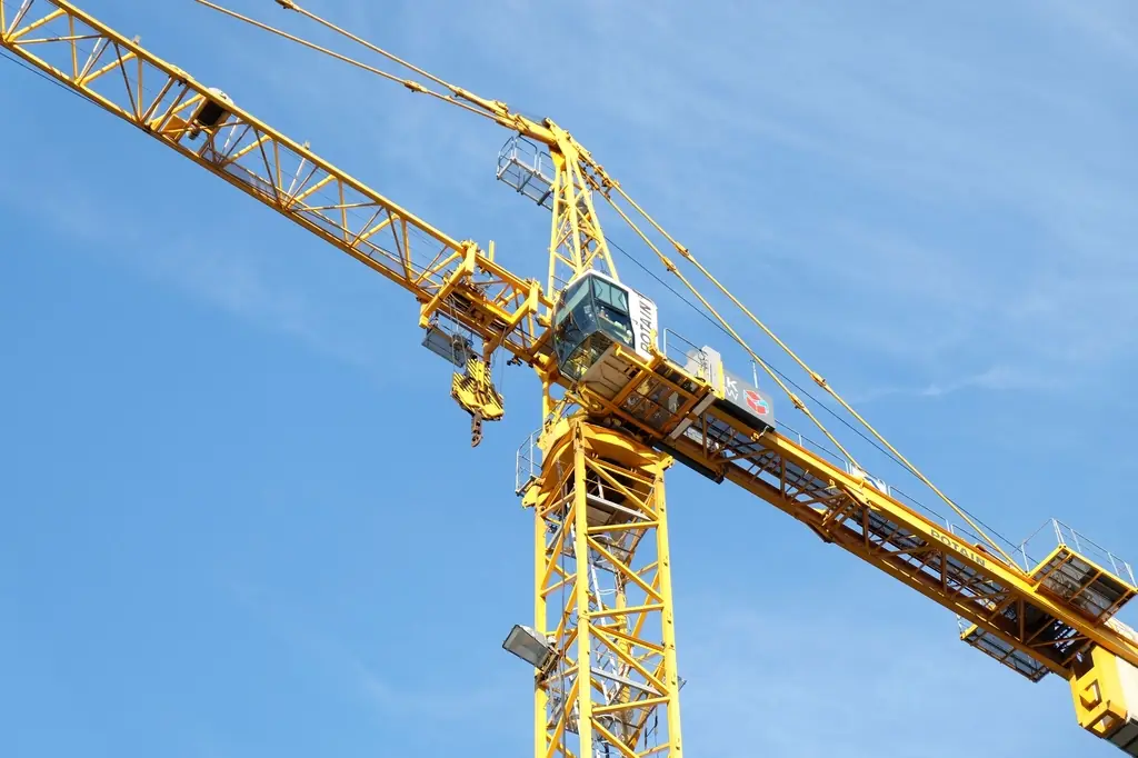 Kraanmachinist aan het werk in een technische omgeving