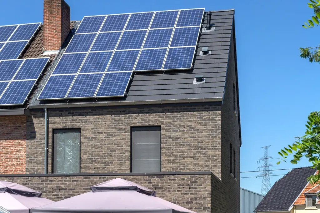 Thuisbatterij-installateur aan het werk in een technische omgeving