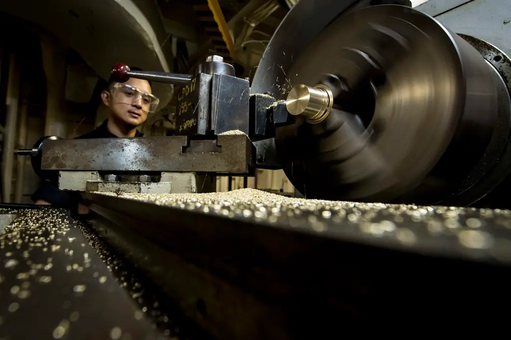 Machinebankwerker aan het werk in een technische omgeving