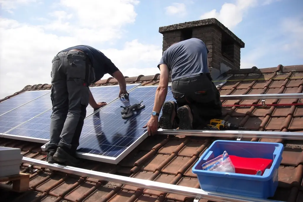 Zonnepanelenmonteur aan het werk in een technische omgeving