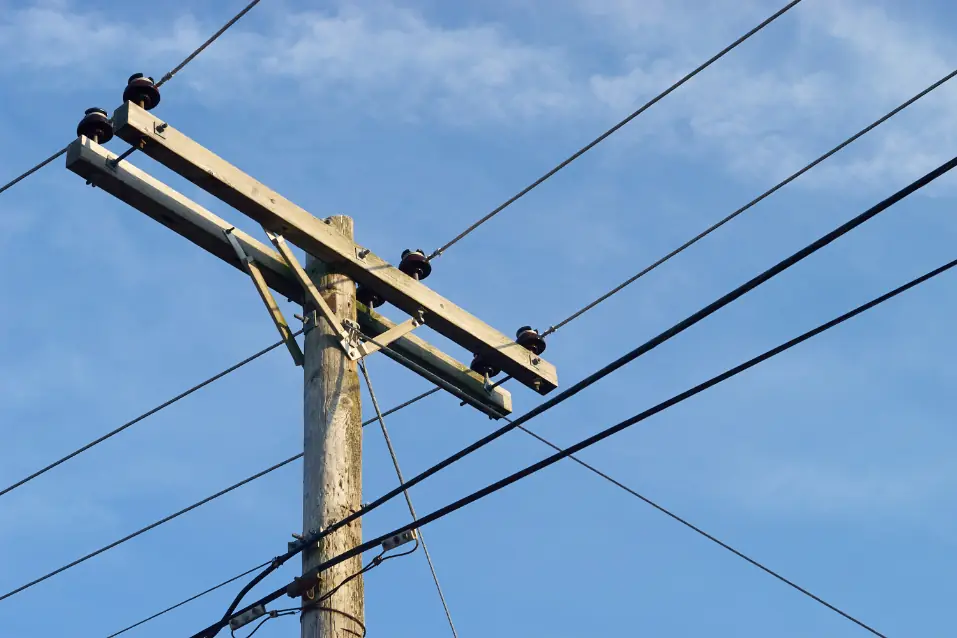 Netbeheermonteur aan het werk in een technische omgeving