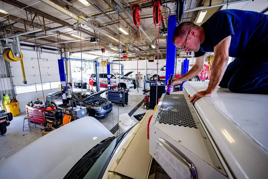 Servicemonteur aan het werk in een technische omgeving