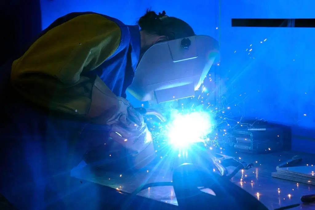 Lasser worden zonder diploma of ervaring: zo begin je aan het werk in een technische omgeving
