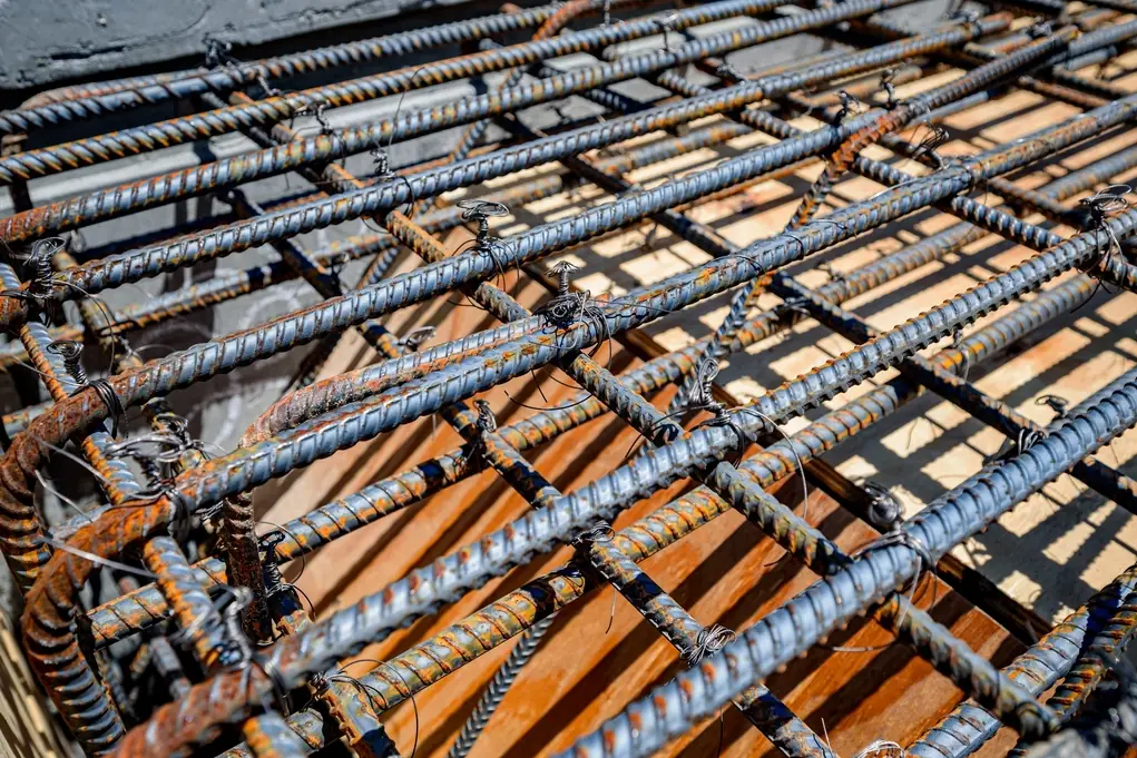 Betonvlechter aan het werk in een technische omgeving