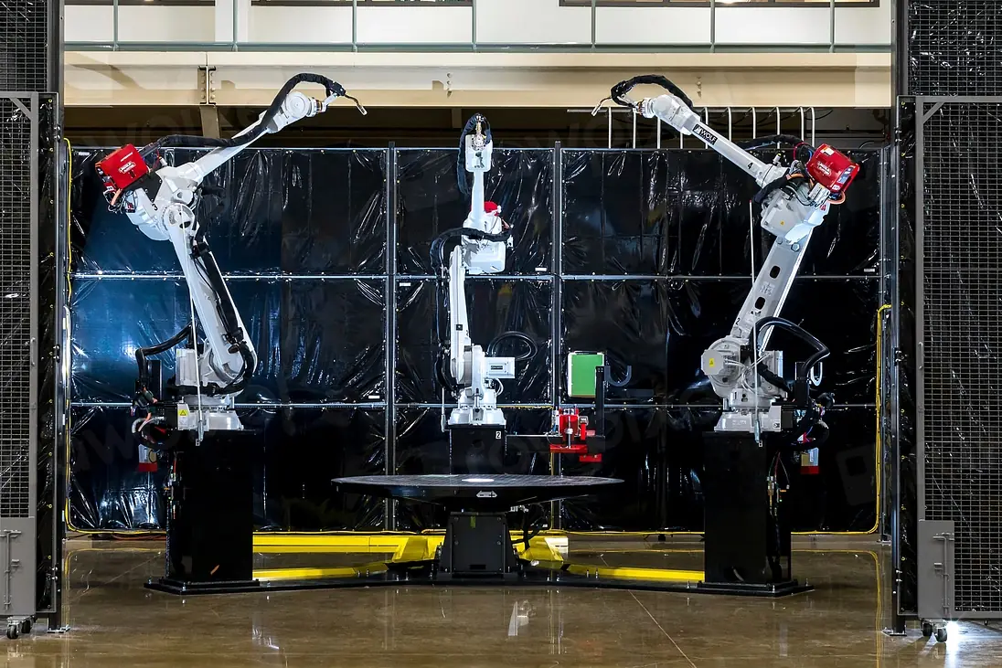 Robotica-technicus aan het werk in een technische omgeving