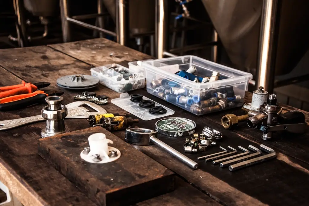 Loodgieter of installatiemonteur: wat is het verschil? aan het werk in een technische omgeving
