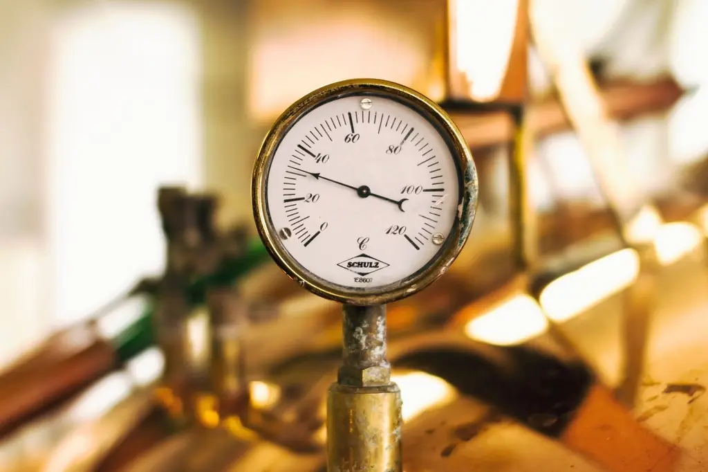 Meet- en regeltechnicus aan het werk in een technische omgeving