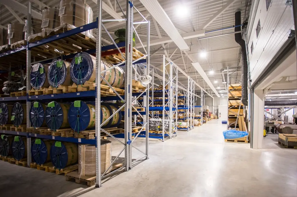 Technisch inkoper aan het werk in een technische omgeving