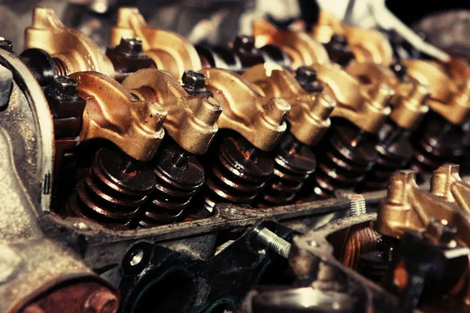 Assemblagemonteur aan het werk in een technische omgeving