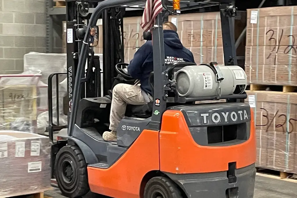 Heftruckchauffeur aan het werk in een technische omgeving