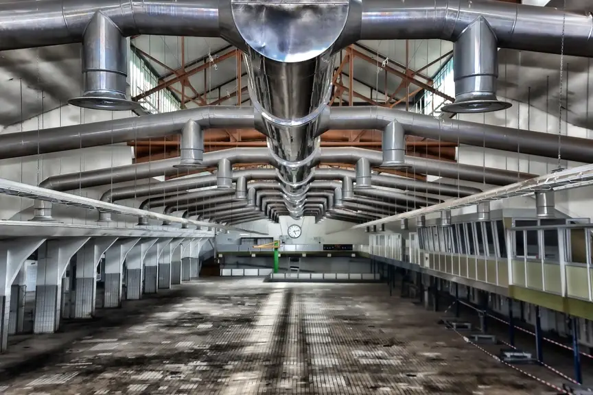 Ventilatiemonteur aan het werk in een technische omgeving