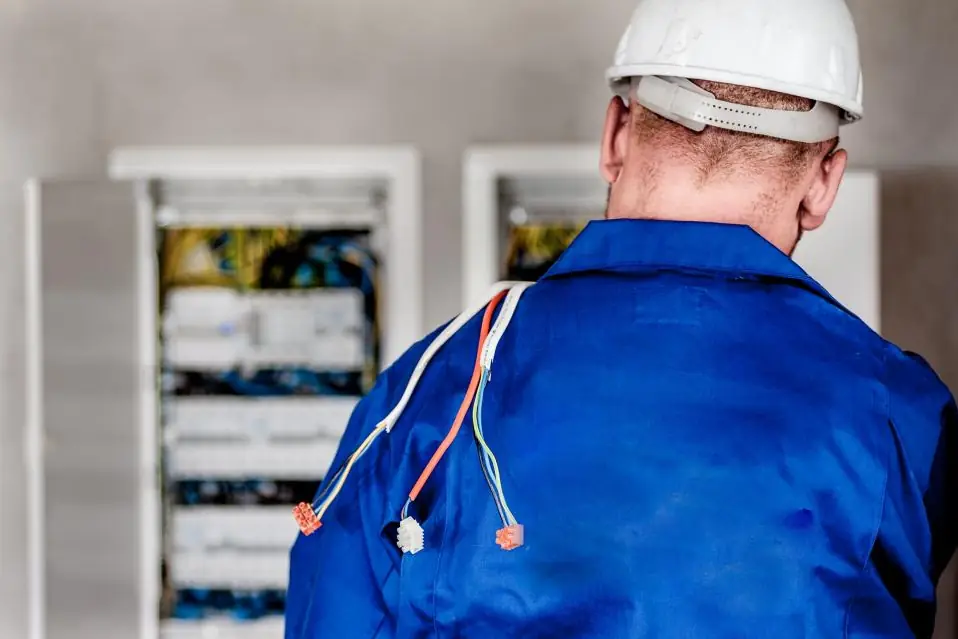 Elektromonteur aan het werk in een technische omgeving