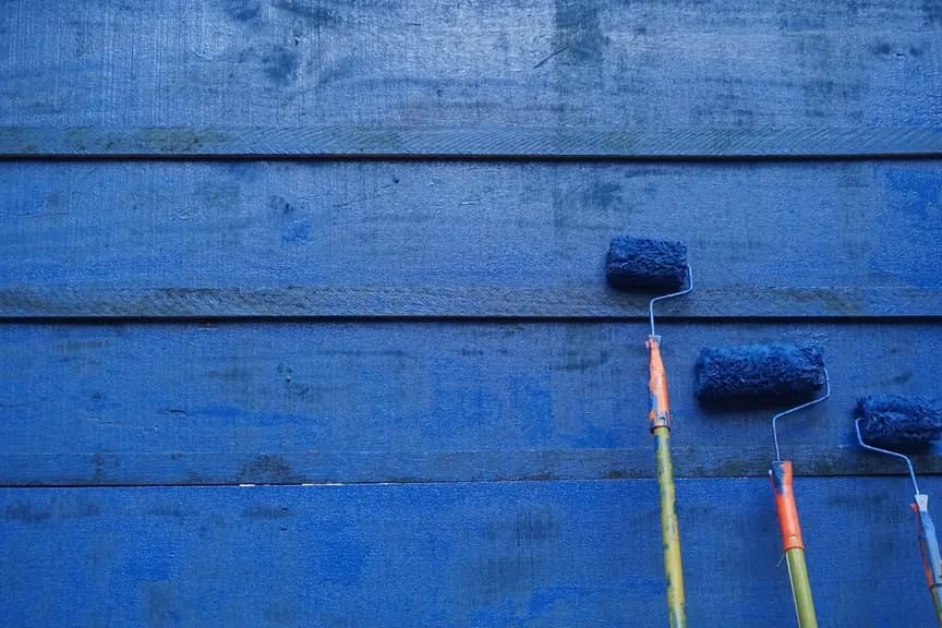 Industrieel spuiter aan het werk in een technische omgeving
