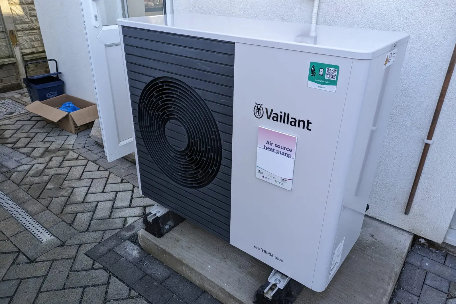 Cv-monteur of warmtepompmonteur: wat is het verschil? aan het werk in een technische omgeving