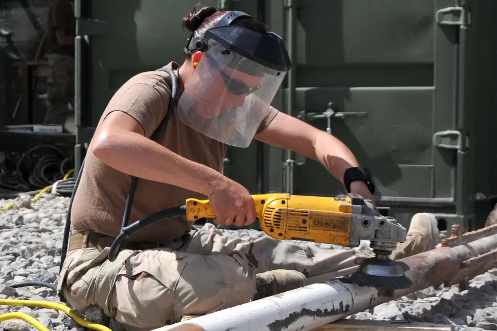 Constructiewerker aan het werk in een technische omgeving