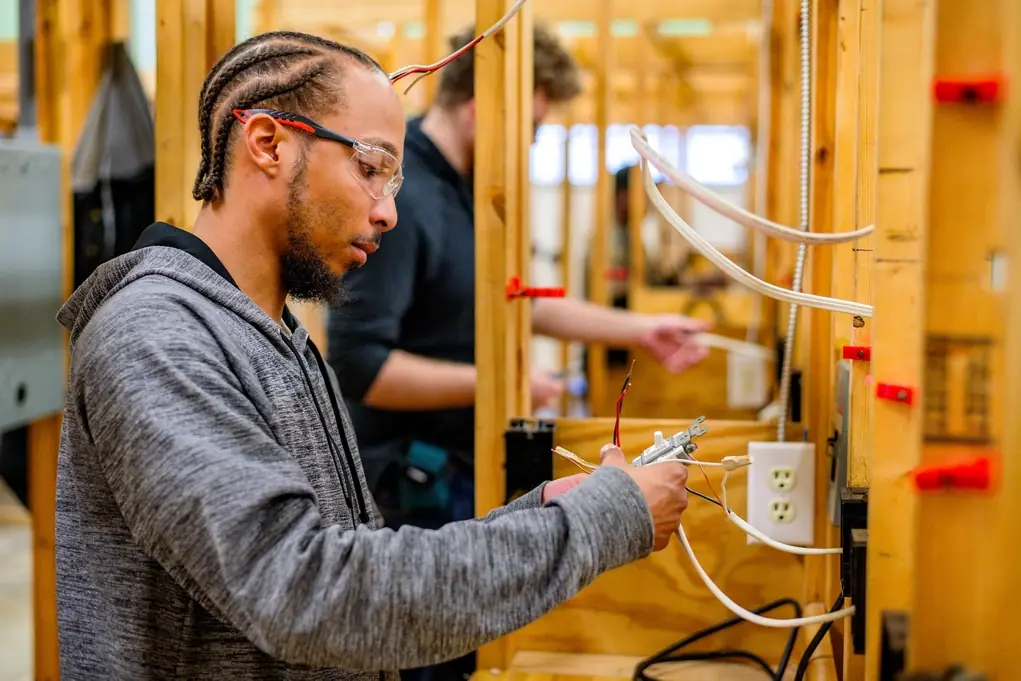 Elektromonteur worden zonder diploma: wat mag wel en niet? aan het werk in een technische omgeving