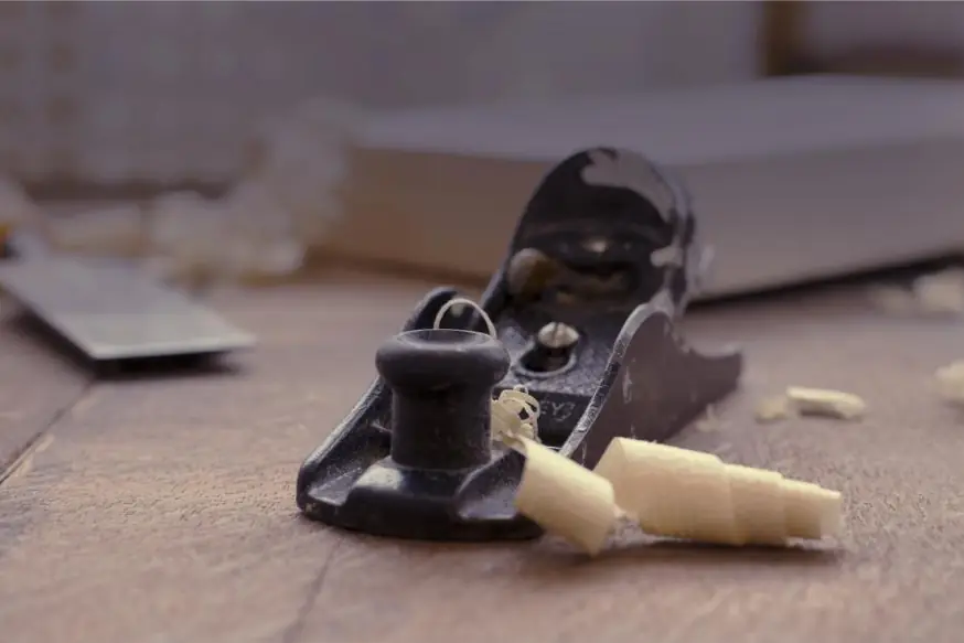 Meubelmaker aan het werk in een technische omgeving
