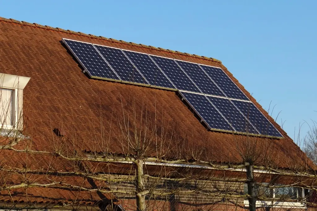 Warmtepompmonteur aan het werk in een technische omgeving