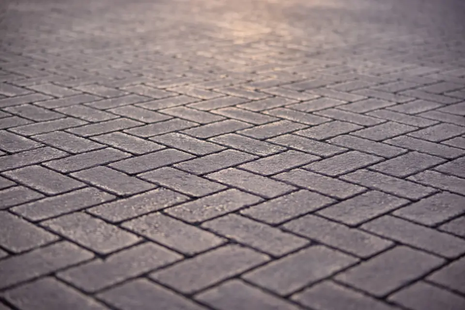 Stratenmaker aan het werk in een technische omgeving