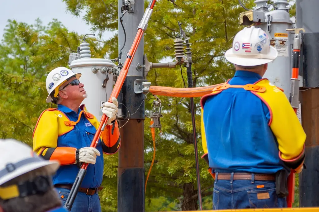 Kabelmonteur aan het werk in een technische omgeving