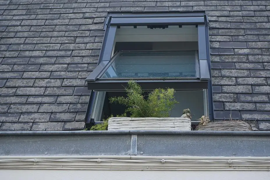 Kozijnenmonteur aan het werk in een technische omgeving