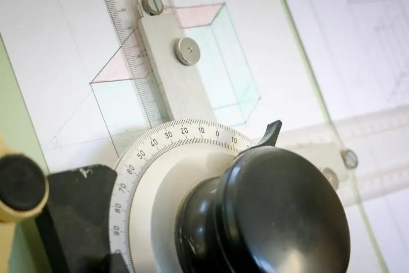 Tekenaar-constructeur aan het werk in een technische omgeving