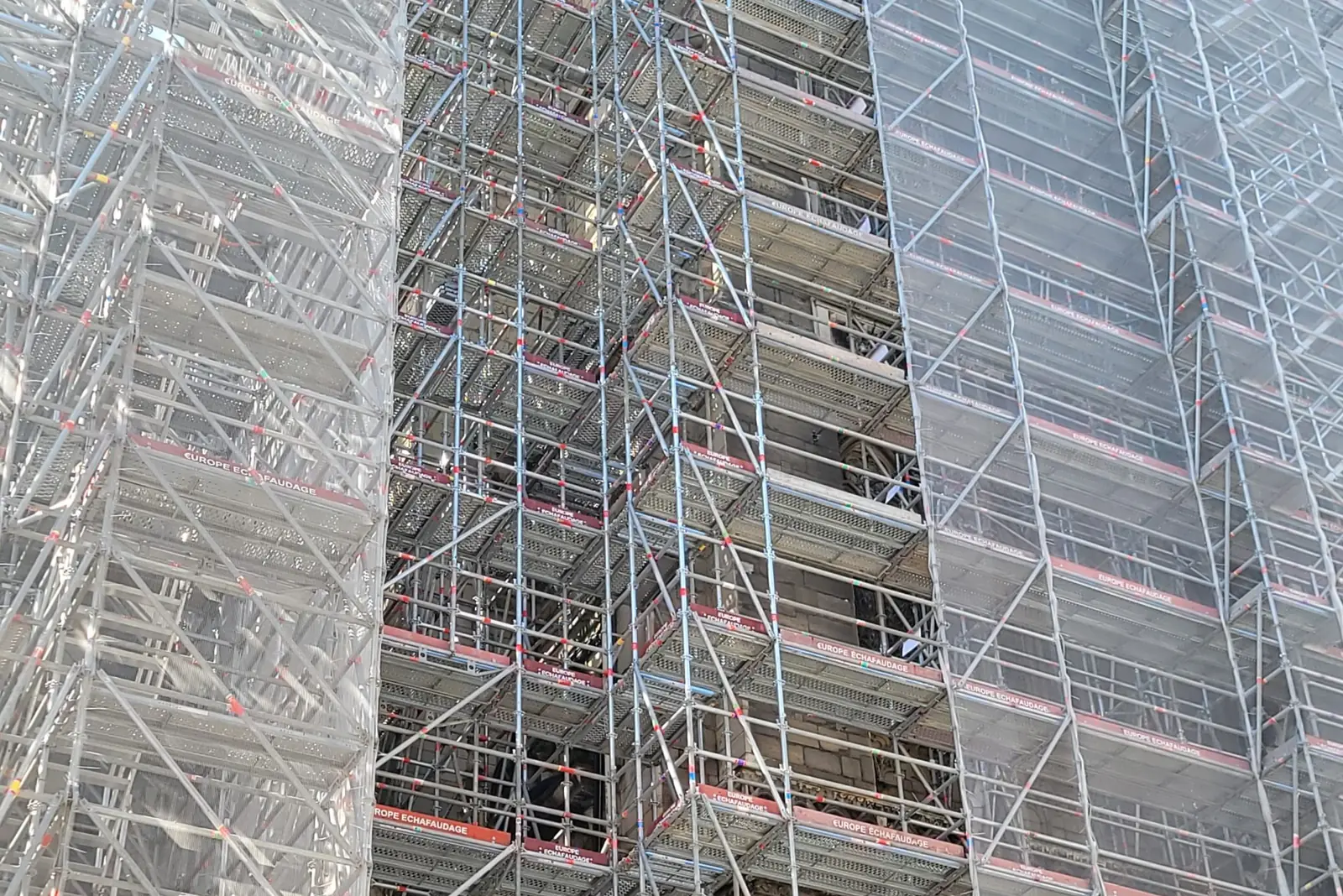 Steigerbouwer aan het werk in een technische omgeving
