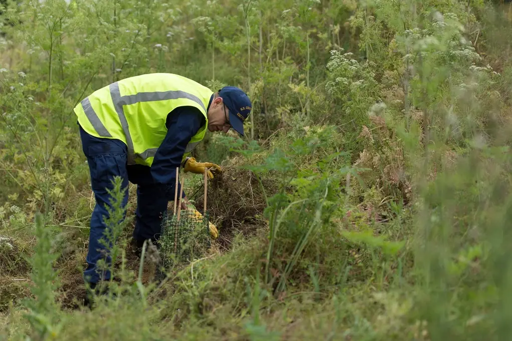 Field engineer aan het werk in een technische omgeving